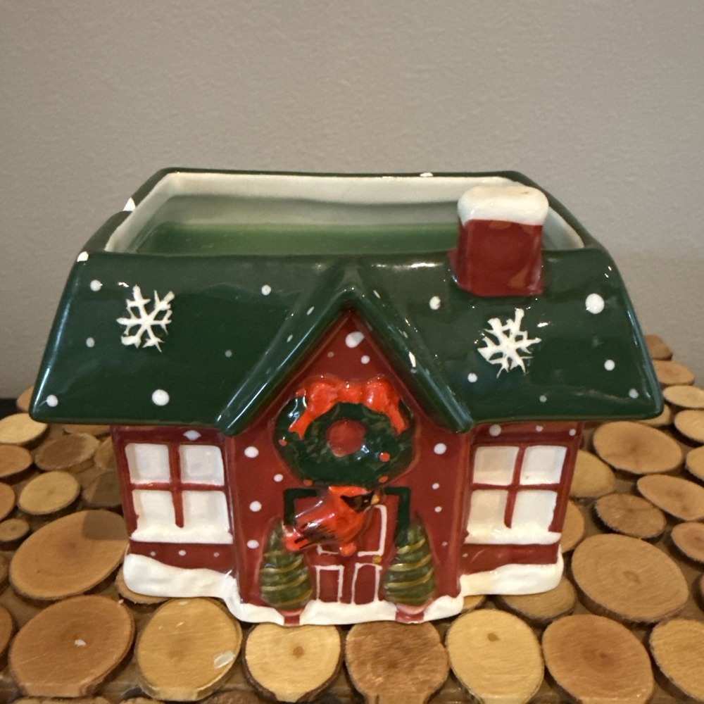 White Barn Candle Co Christmas Candle Birdhouse Cool Spruce 9.5 Oz CHIPPED